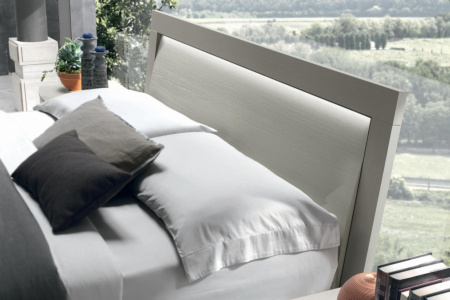 Kryzia Bed