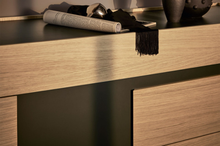 Logos Dresser