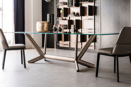 Planer Dining Table