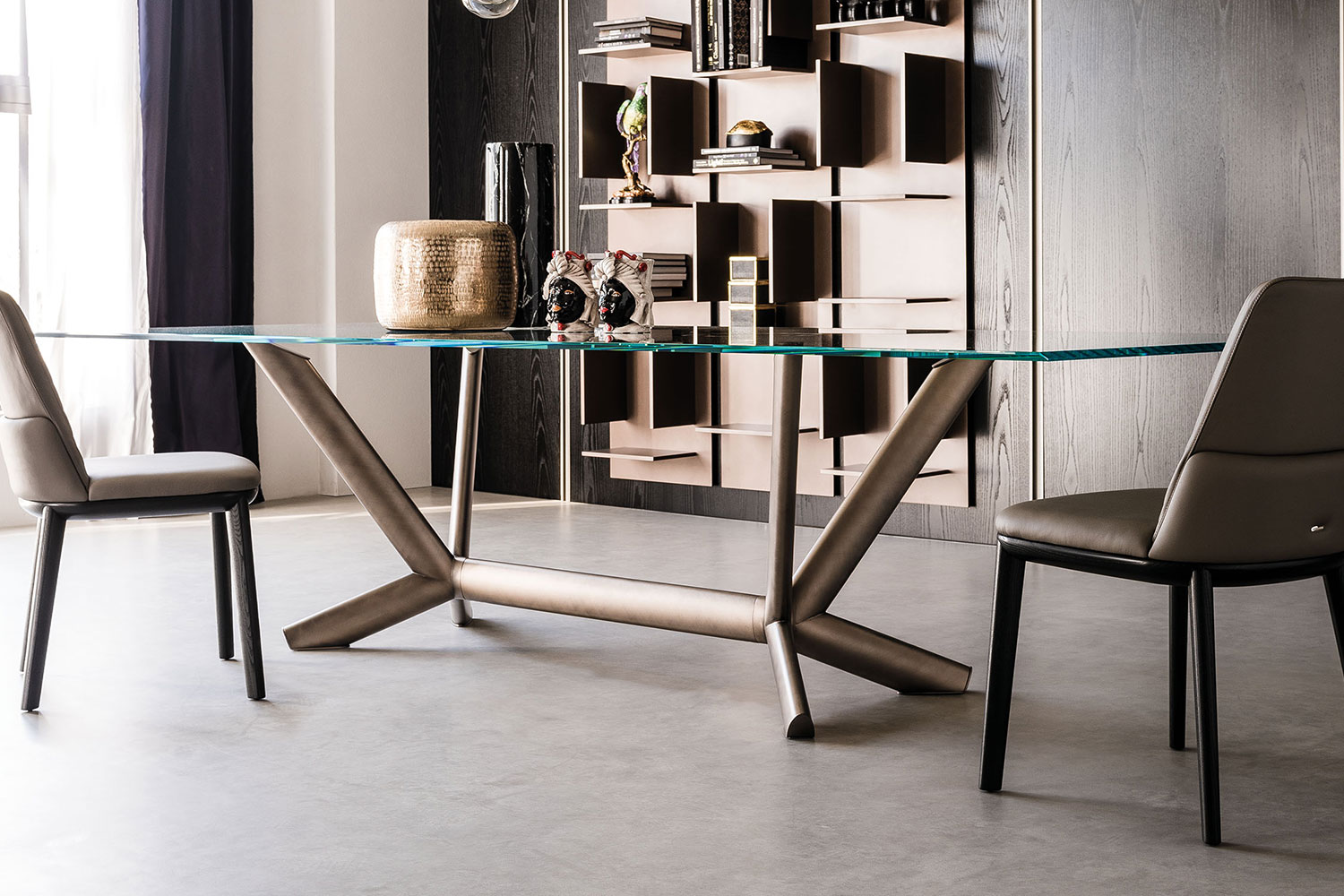 Planer Dining Table